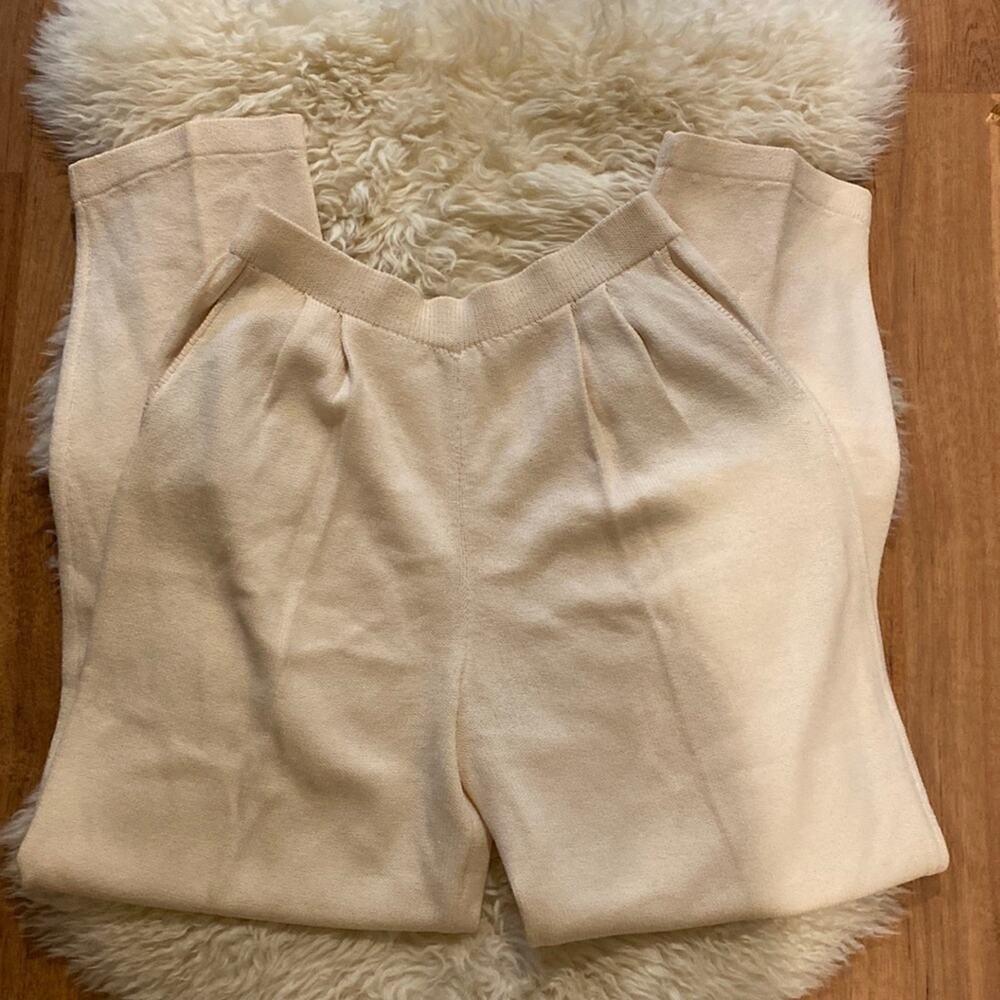 St. John Knitwear Pleated Santana Knit Pants Cream EUC Sz 8 Stretchy Classic - Picture 1 of 14